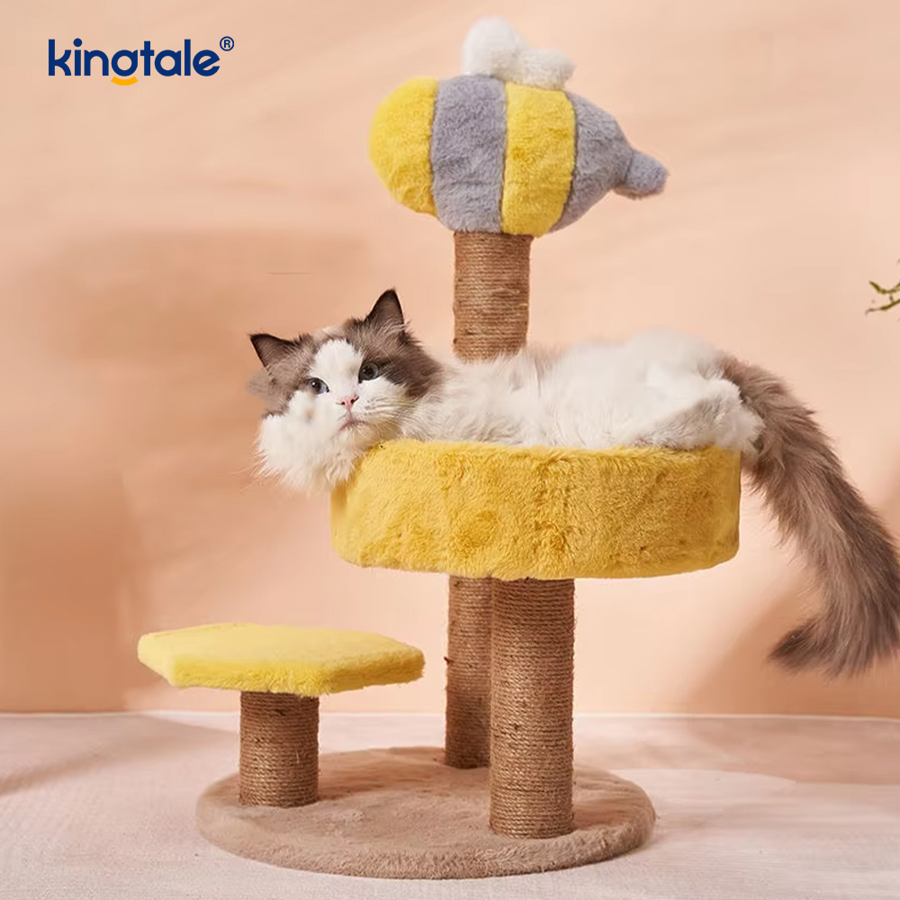 Kratzbaum mit Bett für kleine Kätzchen im Innenbereich