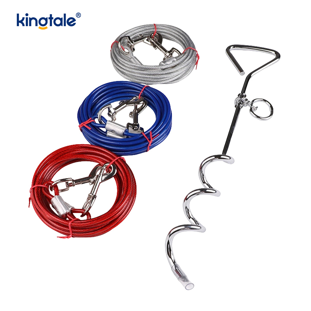 Hund bindet Kabel und Pflock fest