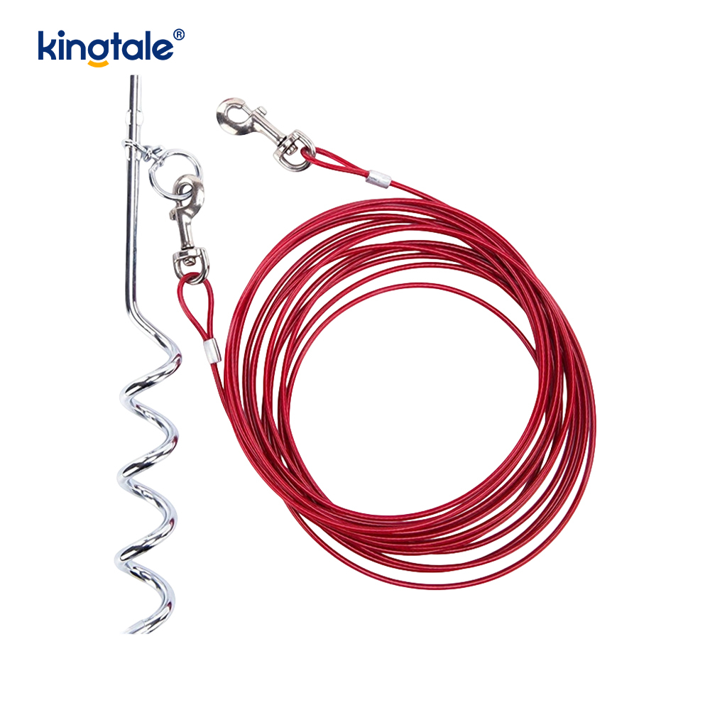 Hund bindet Kabel und Pflock fest