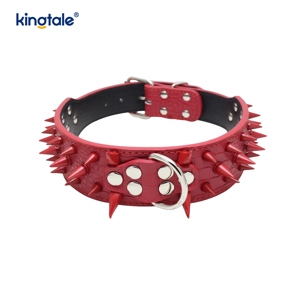 Scharfes Hundehalsband mit Spikes und Nieten. Stilvolle Hundehalsbänder aus Leder