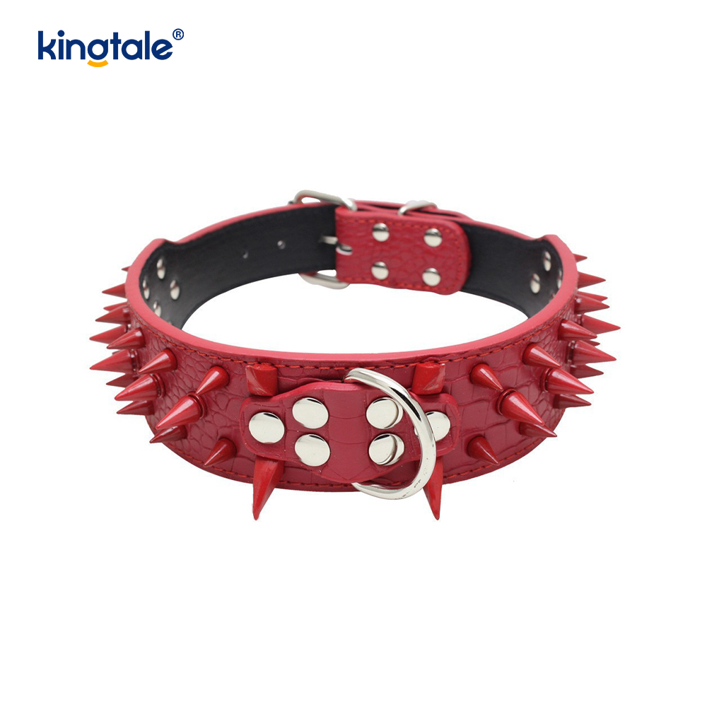 Scharfes Hundehalsband mit Spikes und Nieten. Stilvolle Hundehalsbänder aus Leder
