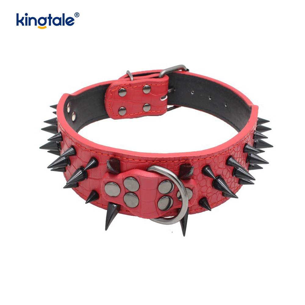 Scharfes Hundehalsband mit Spikes und Nieten. Stilvolle Hundehalsbänder aus Leder