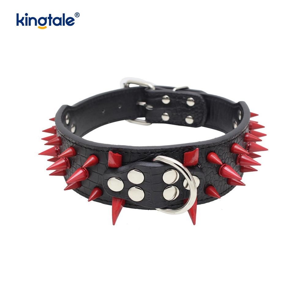 Scharfes Hundehalsband mit Spikes und Nieten. Stilvolle Hundehalsbänder aus Leder