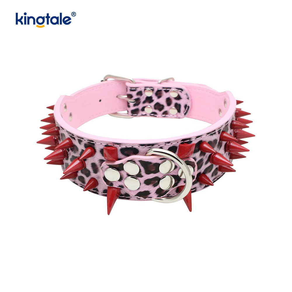 Scharfes Hundehalsband mit Spikes und Nieten. Stilvolle Hundehalsbänder aus Leder