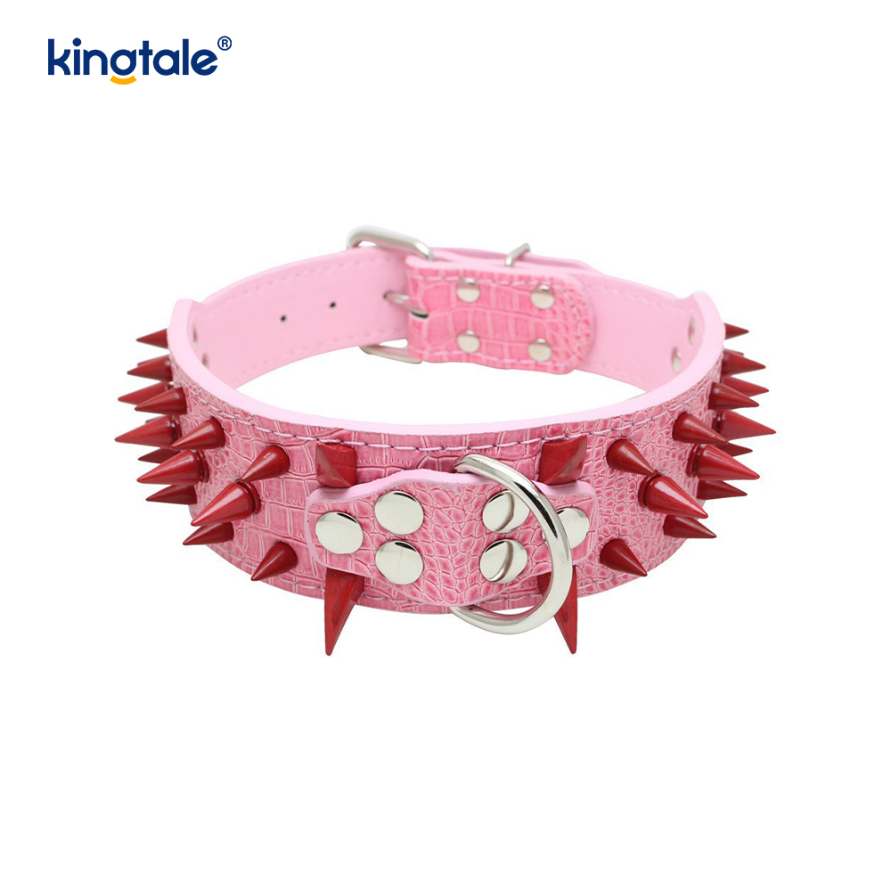 Scharfes Hundehalsband mit Spikes und Nieten. Stilvolle Hundehalsbänder aus Leder