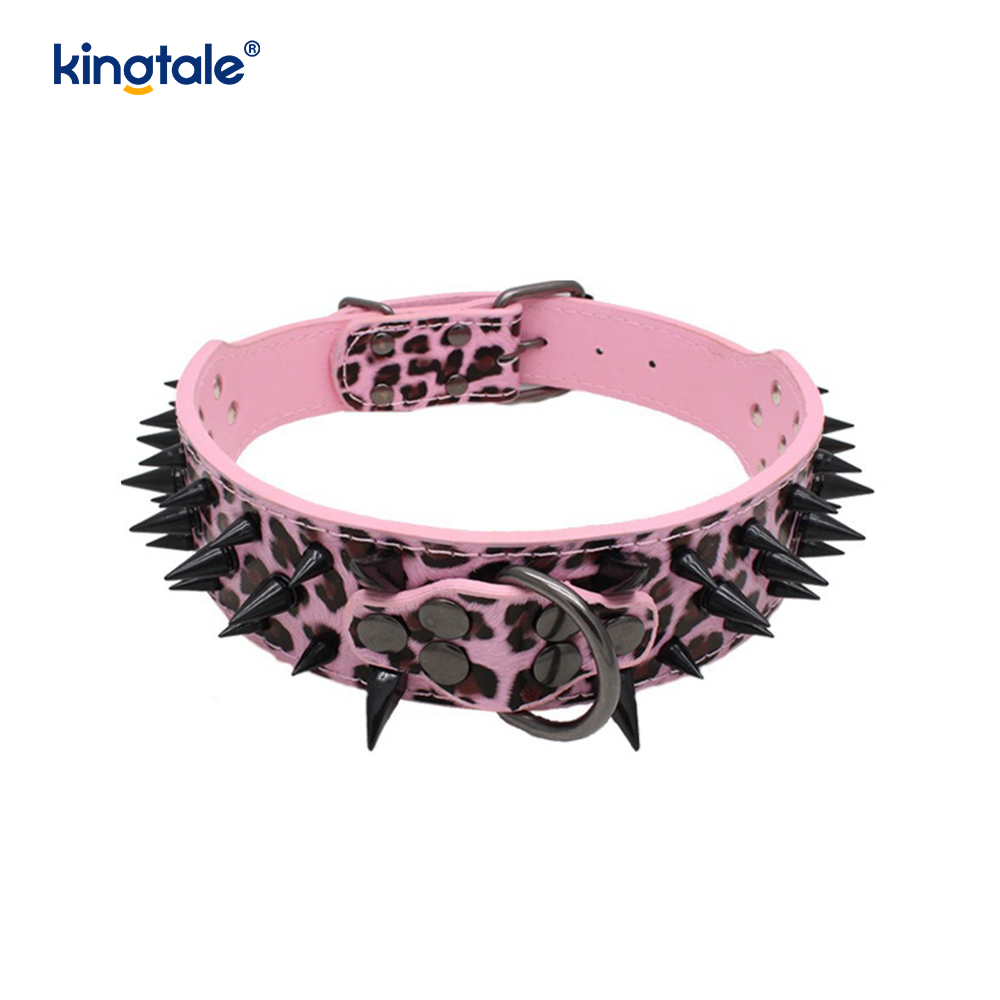 Scharfes Hundehalsband mit Spikes und Nieten. Stilvolle Hundehalsbänder aus Leder