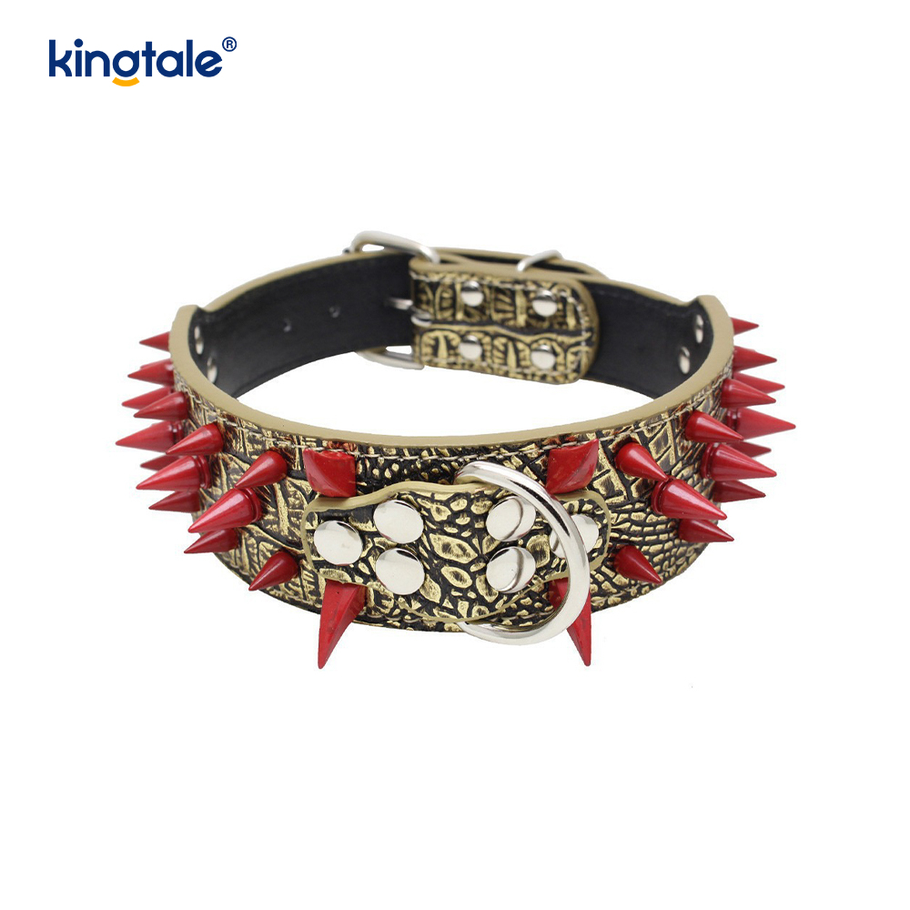 Scharfes Hundehalsband mit Spikes und Nieten. Stilvolle Hundehalsbänder aus Leder