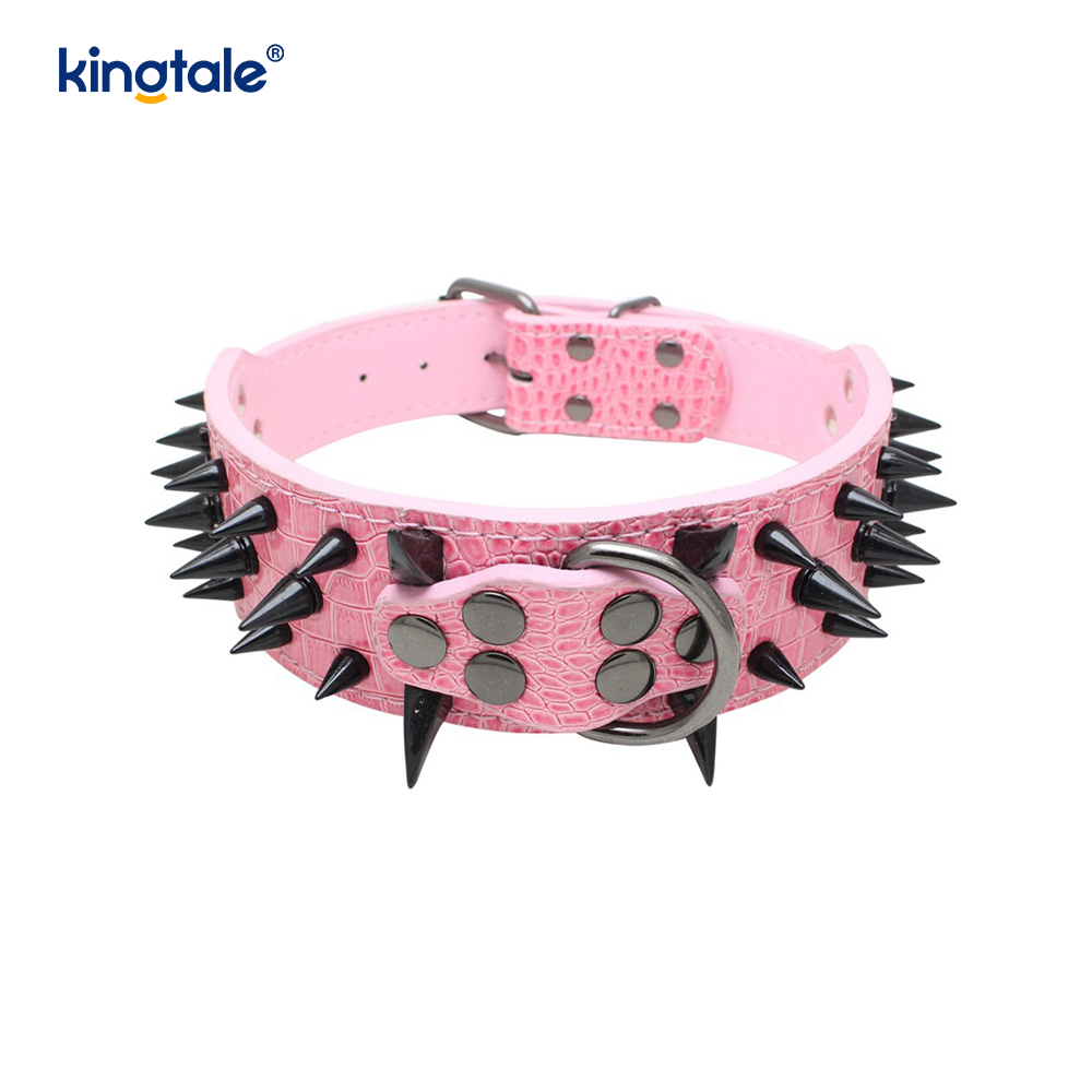 Scharfes Hundehalsband mit Spikes und Nieten. Stilvolle Hundehalsbänder aus Leder
