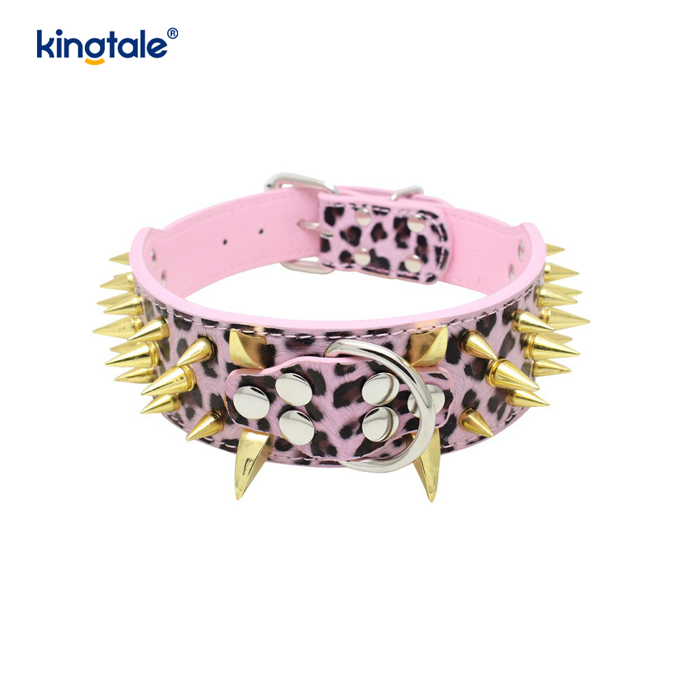 Scharfes Hundehalsband mit Spikes und Nieten. Stilvolle Hundehalsbänder aus Leder