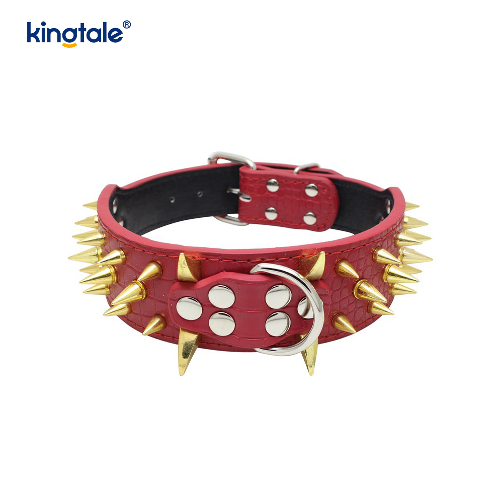 Scharfes Hundehalsband mit Spikes und Nieten. Stilvolle Hundehalsbänder aus Leder